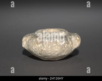 Jar factice squat avec poignées, 2770-2573 BC. L'Egypte, probablement à Saqqara, au nord de la Pyramide, les fouilles de J. E. Quibell, 1910-1911, l'époque prédynastique Dynasties, 2-3, 2770-2573 BC. Grès ; diamètre : 7,4 cm (2 15/16 po) ; diamètre de bouche : 2,5 cm (1 in.) ; total : 3,5 cm (1 3/8 in.). Banque D'Images