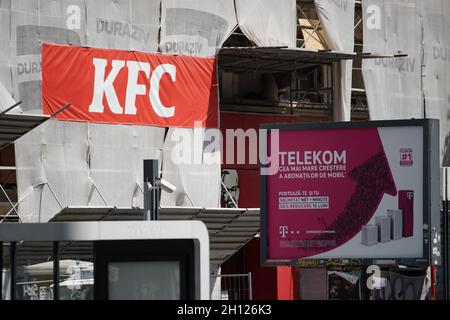 Bucarest, Roumanie - 11 août 2021 : un restaurant de restauration rapide KFC au rez-de-chaussée d'un bâtiment en cours de rénovation à Bucarest. Banque D'Images