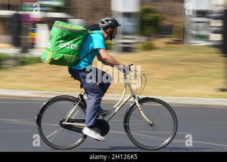 Bucarest, Roumanie - 11 août 2021 : un courrier de livraison de nourriture Uber Eats livre de la nourriture à Bucarest, Roumanie. Banque D'Images