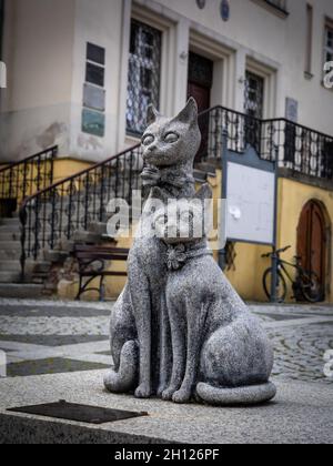 Trzebnica, Pologne - 29 août 2021 : une sculpture en pierre de couple de chats romantique 'Kociogorek et Lubuszka' sur la place du marché de la vieille ville. Banque D'Images