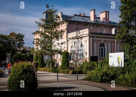 Trzebnica, Pologne - 29 août 2021: Un bureau de comté, ancien bâtiment de spa de Saint Jadwiga. Banque D'Images