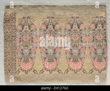Deux pièces d'une écharpe, années 1700. Iran, 18e siècle. Brocart ; total : 38,5 x 50,5 cm (15 3/16 x 19 7/8 in.). Banque D'Images