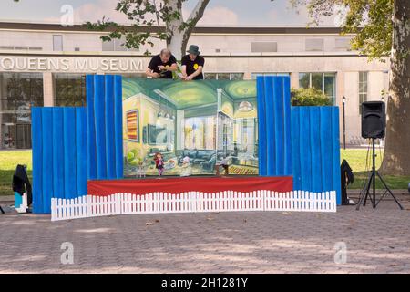 Les membres du Swedish Cottage Marionette Theatre exécutent une cuillerée de Little Red Riding Hood à l'extérieur du Queens Museum, dans le parc Corona de Flushing Meadows. Banque D'Images