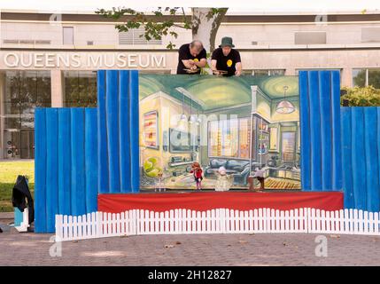 Les membres du Swedish Cottage Marionette Theatre exécutent une cuillerée de Little Red Riding Hood à l'extérieur du musée des reines dans le parc Corona de Flushing Meadows. Banque D'Images