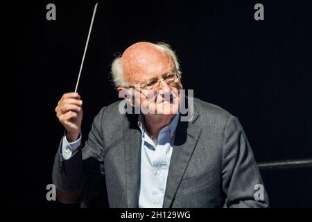 Paris, France.15 octobre 2021.Vladimir Cosma en concert au Grand Rex le 15 octobre 2021 à Paris, France.Photo de Nasser Berzane/ABACAPRESS.COM crédit: Abaca Press/Alay Live News Banque D'Images