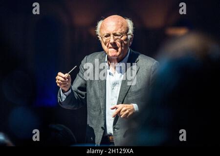 Paris, France.15 octobre 2021.Vladimir Cosma en concert au Grand Rex le 15 octobre 2021 à Paris, France.Photo de Nasser Berzane/ABACAPRESS.COM crédit: Abaca Press/Alay Live News Banque D'Images