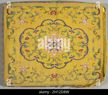 Housse de coussin, 1700.Chine, dynastie Qing (1644-1911).Soie, fil métallique; hors tout: 52.1 x 42.6 cm (20 1/2 x 16 3/4 po.). Banque D'Images