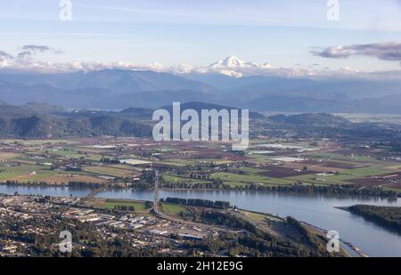 Vue aérienne de Mission City, du fleuve Fraser et de Mnt Baker en arrière-plan. Banque D'Images