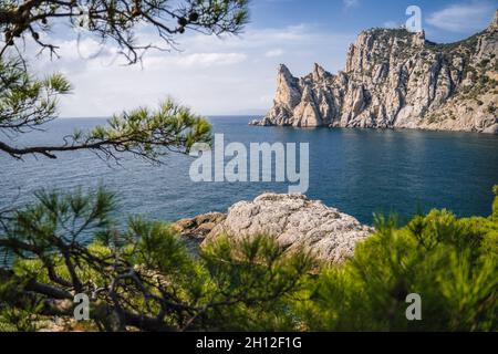 Vue sur le paysage de la montagne Karaul-Oba et de la baie bleue en Crimée, New Light Resort, Fédération de Russie Banque D'Images