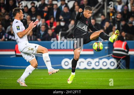 Paris, France.15 octobre 2021.KYLIAN MBAPPE de PSG lors du match de la Ligue 1 entre Paris Saint-Germain (PSG) et Angers SCO au stade du Parc des Princes.PSG a gagné 2:1.(Credit image: © Matthieu Mirville/ZUMA Press Wire) Credit: ZUMA Press, Inc./Alamy Live News Banque D'Images