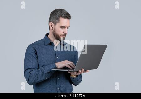 Démarrez rapidement.Homme barbu travaille sur un ordinateur portable.Démarrage du commerce électronique.E-business.Société de démarrage Banque D'Images