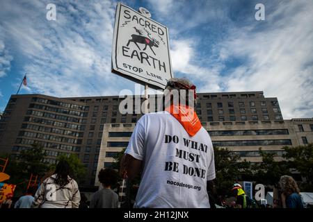 Un activiste du climat détient un signe s'opposant au pipeline de sables bitumineux de la ligne 3 lors d'un rassemblement contre les combustibles fossiles à Washington, DC, le 15 octobre 2021.Des dizaines d'activistes ont été arrêtés le dernier jour d'une semaine de protestation contre le climat dans la capitale nationale, sous la direction d'une coalition d'activistes autochtones qui s'opposent à l'approbation fédérale des projets de pipelines et à l'investissement des entreprises dans les combustibles fossiles.(Photo par Alejandro Alvarez/Sipa USA) crédit: SIPA USA/Alay Live News Banque D'Images