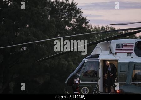Washington DC, États-Unis.15 octobre 2021.Le président Joe Biden arrive sur la pelouse sud de la Maison Blanche le 15 octobre 2021 à Washington, DC.Biden s'est rendu à Hartford et Storrs, Connecticut, pour promouvoir certaines parties de son programme « mieux construire le dos ».Photo d'Oliver Contreras/Pool/ABACAPRESS.COM crédit: Abaca Press/Alay Live News Banque D'Images