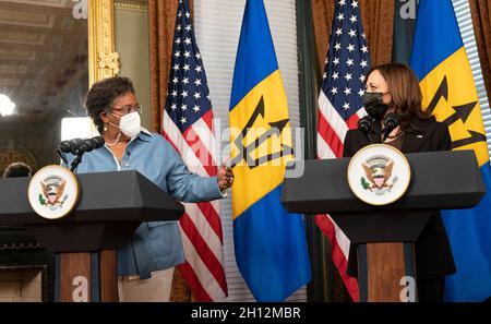 Washington, États-Unis d'Amérique.13 octobre 2021.Kamala Harris, vice-président des États-Unis, à droite, lors d'une conférence de presse conjointe avec le Premier ministre de la Barbade Mia Amor Mottley, dans le bâtiment du bureau exécutif d'Eisenhower le 13 octobre 2021 à Washington, D.C., crédit: Lawrence Jackson/White House photo/Alay Live News Banque D'Images