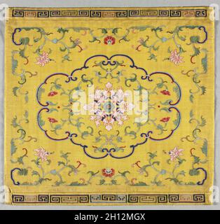 Housse de coussin, 1700.Chine, dynastie Qing (1644-1911).Soie, fil métallique; hors tout: 48.9 x 51.4 cm (19 1/4 x 20 1/4 po.). Banque D'Images