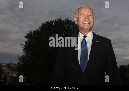 Washington DC, États-Unis.15 octobre 2021.Le président Joe Biden s'adresse aux journalistes lorsqu'il arrive sur la pelouse sud de la Maison Blanche à Washington, DC, le vendredi 15 octobre 2021.Biden est revenu d'un voyage au Connecticut.Photo d'Oliver Contreras/UPI crédit: UPI/Alay Live News Banque D'Images