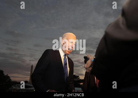 Washington DC, États-Unis.15 octobre 2021.Le président Joe Biden s'adresse aux journalistes lorsqu'il arrive sur la pelouse sud de la Maison Blanche à Washington, DC, le vendredi 15 octobre 2021.Biden est revenu d'un voyage au Connecticut.Photo d'Oliver Contreras/UPI crédit: UPI/Alay Live News Banque D'Images