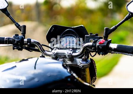 BUCHARE, ROUMANIE - 01 septembre 2021 : gros plan sur les détails de la moto noire.Bucarest, Roumanie Banque D'Images