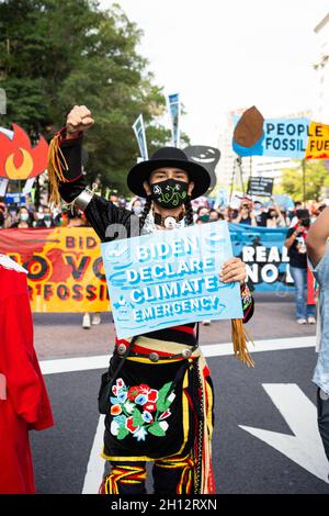 Washington DC, États-Unis.15 octobre 2021.Le manifestant tient un panneau pendant la démonstration.Crédit : SOPA Images Limited/Alamy Live News Banque D'Images