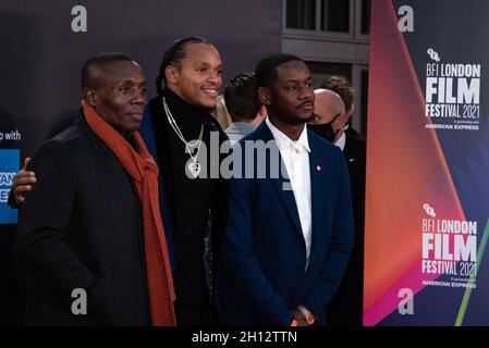 Londres, Royaume-Uni.15 octobre 2021.Anthony Yarde (C) avec ses invités, participe à la première du Royaume-Uni « King Richard », au 65e festival du film BFI de Londres, au Royal Festival Hall.(Photo de Loredana Sangiuliano/SOPA Images/Sipa USA) crédit: SIPA USA/Alay Live News Banque D'Images