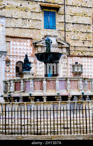 Fontana Maggiore en face de la cathédrale de San Lorenzo à Pérouse en Italie Banque D'Images