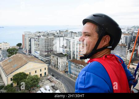 Homme portant un casque noir et portant un costume de héros se préparant à descendre de Rappel l'ascenseur de Lacerda.Salvador Bahia Brésil. Banque D'Images