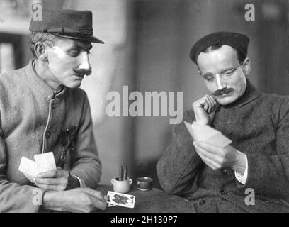 Deux soldats français dont les visages ont été mutilés pendant la première Guerre mondiale, portant des masques fabriqués au studio de la Croix-Rouge américaine d'Anna Coleman Ladd, 1918. Banque D'Images