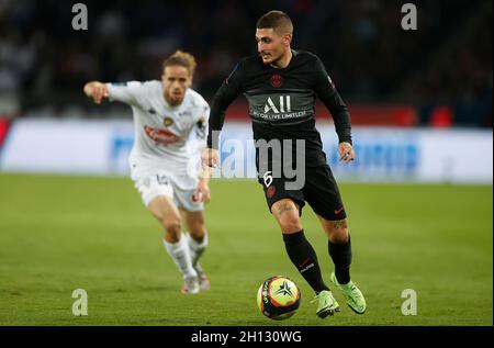 Paris, France.16 octobre 2021.Marco Verratti (R) de Paris Saint Germain est en compétition lors d'un match de football de la Ligue française 1 entre Paris Saint Germain (PSG) et Angers SCO à Paris, France, le 15 octobre 2021.Credit: Xinhua/Alay Live News Banque D'Images