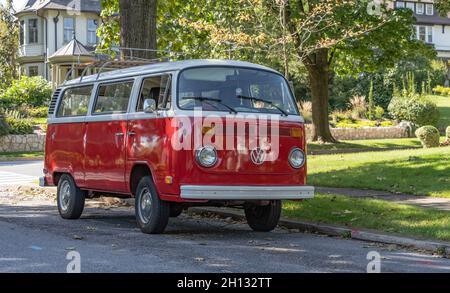 Comté de Berks, Pennsylvanie - 27 septembre 2021 : Volkswagen Van rouge brillant restauré garée sur la rue de banlieue Banque D'Images