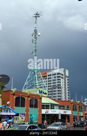 Ottawa, Canada - le 6 septembre 2021 : immeuble abritant CJOH, une station de télévision détenue par CTV qui diffuse depuis 1961, et Andaz Hotel in the B Banque D'Images