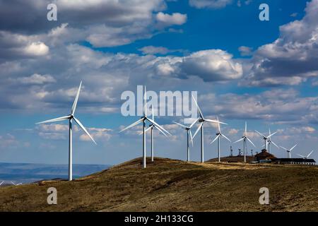 WA19673-00...WASHINGTON - éoliennes au centre d'accueil de Wild Horse Wind Farm près d'Ellensburg. Banque D'Images