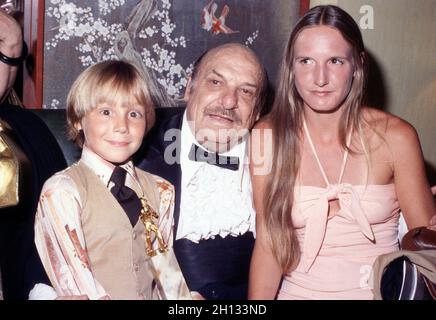 Jackie Coogan avec son petit-fils Keith Coogan et sa fille Leslie Coogan 1979 crédit : Ralph Dominguez/MediaPunch Banque D'Images