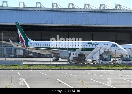 Rome, Italie.15 octobre 2021.Un avion d'ITA (transport aérien italien) est assis à la rampe d'accès de l'aéroport Fiumicimo de Rome, en Italie, le 15 octobre 2021.POUR ALLER AVEC "Feature: La compagnie aérienne phare d'Italie Alitalia exploite le dernier vol" crédit: Alberto Lingria/Xinhua/Alamy Live News Banque D'Images