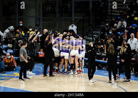 Chicago, États-Unis.15 octobre 2021.Les joueurs Phoenic Mercury se sont réunis avant le match de finale 3 le 15 octobre 2021 à Wintrust Arena crédit: SPP Sport Press photo./Alamy Live News Banque D'Images