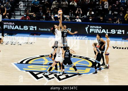 Chicago, États-Unis.15 octobre 2021.Tipoff entre les finales de Chicago Sky et Phoenix Mercury 3 le 15 octobre 2021 à Wintrust Arena crédit: SPP Sport Press photo./Alamy Live News Banque D'Images