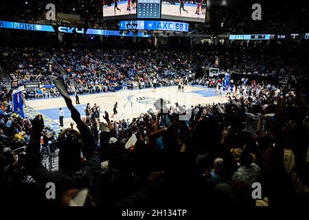 Chicago, États-Unis.15 octobre 2021.Chicago Sky fans pendant le match de finale 3 le 15 octobre 2021 à Wintrust Arena crédit: SPP Sport Press photo./Alamy Live News Banque D'Images