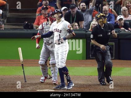 Houston, États-Unis.15 octobre 2021.Houston Astros Carlos Correa réagit après qu'il a frappé une course à domicile en solo dans le 7ème dîner dans le jeu un de la MLB ALCS à minute Maid Park à Houston, Texas, le vendredi 15 octobre 2021.Photo de John Angelillo/UPI crédit: UPI/Alay Live News Banque D'Images