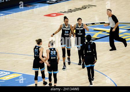 Chicago, États-Unis.15 octobre 2021.Chicago Sky joueurs pendant le match de finale 3 le 15 octobre 2021 à Wintrust Arena crédit: SPP Sport Press photo./Alamy Live News Banque D'Images