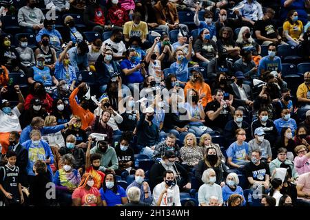 Chicago, États-Unis.15 octobre 2021.Chicago Sky fans pendant le match de finale 3 le 15 octobre 2021 à Wintrust Arena crédit: SPP Sport Press photo./Alamy Live News Banque D'Images