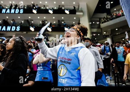 Chicago, États-Unis.15 octobre 2021.Chicago Sky fans pendant le match de finale 3 le 15 octobre 2021 à Wintrust Arena crédit: SPP Sport Press photo./Alamy Live News Banque D'Images