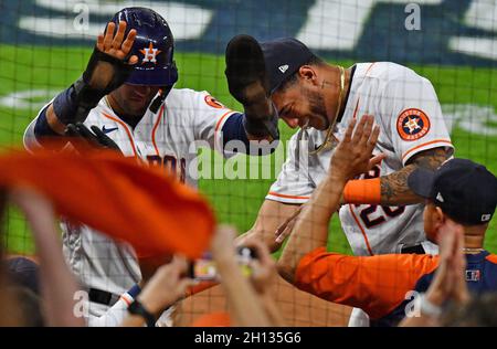 Houston, États-Unis.16 octobre 2021.Le premier baseman Yuli Gurriel (L) de Houston Astros célèbre après avoir obtenu le score sur une mouche de sacrifice de Jose Altuve dans le 8e dîner dans le jeu un de la MLB ALCS contre le Boston Red Sox à minute Maid Park à Houston, Texas, le vendredi 15 octobre 2021.Photo de Maria Lysaker/UPI .Crédit : UPI/Alay Live News Banque D'Images