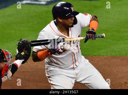 Houston, États-Unis.16 octobre 2021.Houston Astros Catcher Martin Maldonado est frappé par un terrain de Boston Red Sox Pitcher Hirokazu Sawamura dans le 8ème dîner dans le jeu un de la MLB ALCS à minute Maid Park à Houston, Texas, le vendredi 15 octobre 2021.Photo de Maria Lysaker/UPI .Crédit : UPI/Alay Live News Banque D'Images