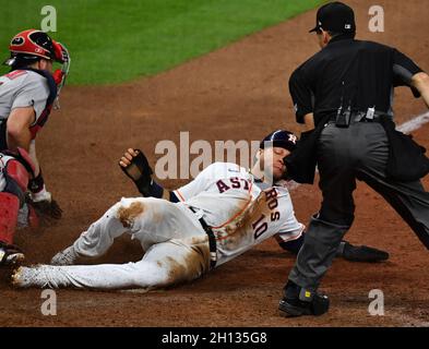 Houston, États-Unis.16 octobre 2021.Le premier baseman Yuli Gurriel de Houston Astros glisse dans la maison pour marquer à la mouche du sacrifice par Jose Altuve dans le 8e repas dans le jeu un de la MLB ALCS contre le Boston Red Sox à minute Maid Park à Houston, Texas, le vendredi 15 octobre 2021.Photo de Maria Lysaker/UPI .Crédit : UPI/Alay Live News Banque D'Images