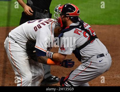 Houston, États-Unis.16 octobre 2021.Martin Maldonado, le maître de Houston Astros, s'appuie sur Kevin Plawecki, le maître de Boston Red Sox, après avoir été frappé par un terrain du lanceur Red Sox Hirokazu Sawamura dans le 8e repas du match un des MLB ALCS à minute Maid Park à Houston, Texas, le vendredi 15 octobre 2021.Photo de Maria Lysaker/UPI .Crédit : UPI/Alay Live News Banque D'Images