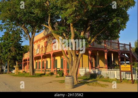 Un coucher de soleil lumineux au Plaza Hall à côté de la mission historique, San Juan Bautista CA Banque D'Images