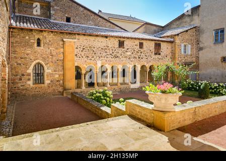 Cloître, cour intérieure et église du Musée du Prieuré, salles Arbuissonnas, Beaujolais Banque D'Images