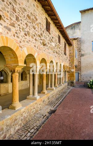 Architecture du cloître du Musée du Prieuré, salles Arbuissonnas, Beaujolais Banque D'Images