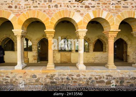 Architecture du cloître du Musée du Prieuré, salles Arbuissonnas, Beaujolais Banque D'Images