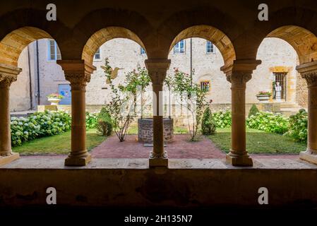 Architecture du cloître du Musée du Prieuré, salles Arbuissonnas, Beaujolais Banque D'Images