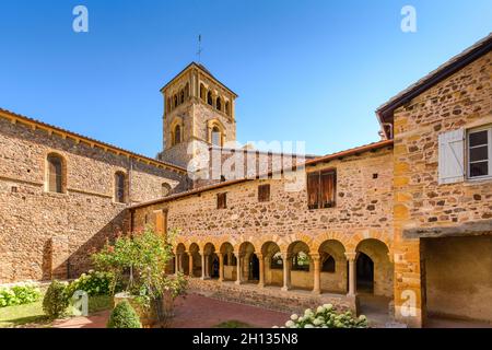 Cloître, cour intérieure et église du Musée du Prieuré, salles Arbuissonnas, Beaujolais Banque D'Images